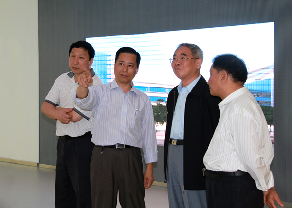 原国家农业部部长陈耀邦参观金谷61光电产业社区